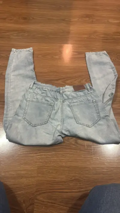 Jeans de mezclilla azul claro para hombre - miniatura 2