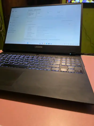 Laptop Lenovo Legion con retroiluminación - miniatura 1