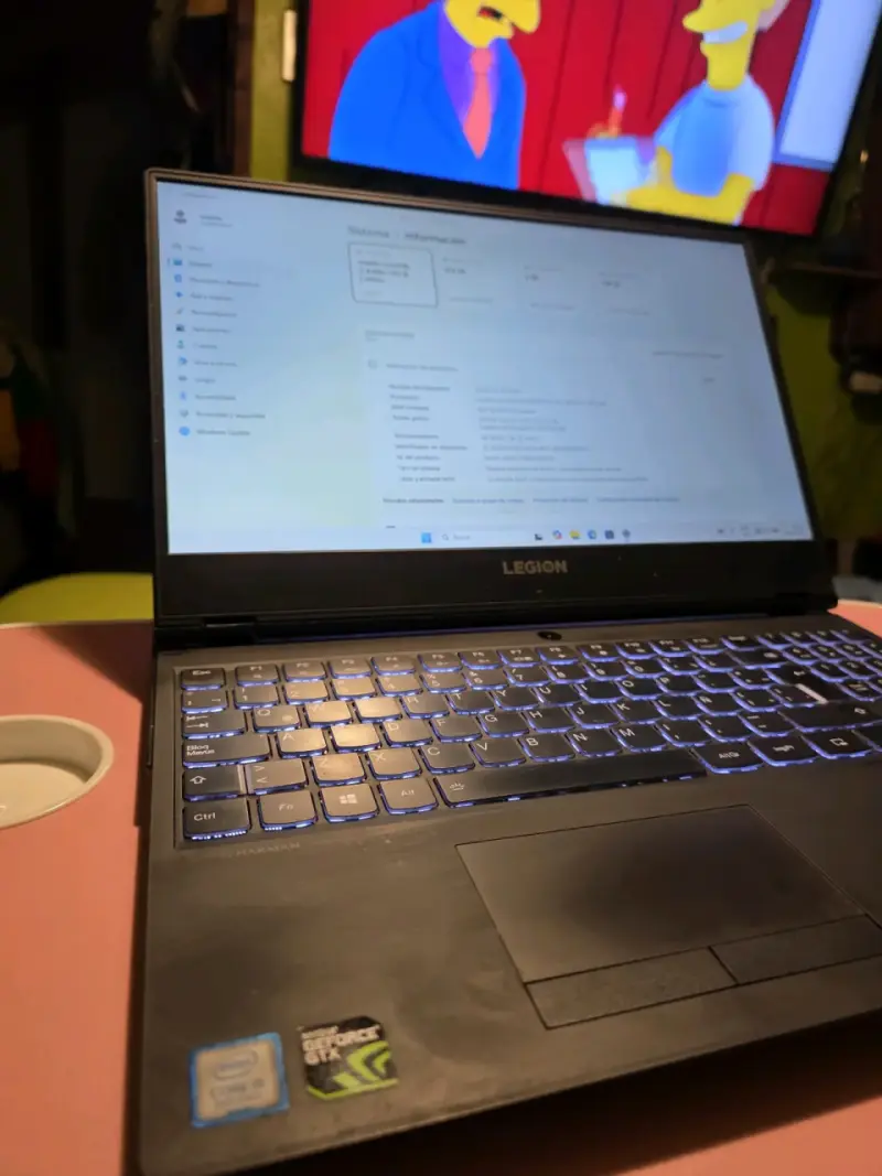 Laptop Lenovo Legion con retroiluminación - 2