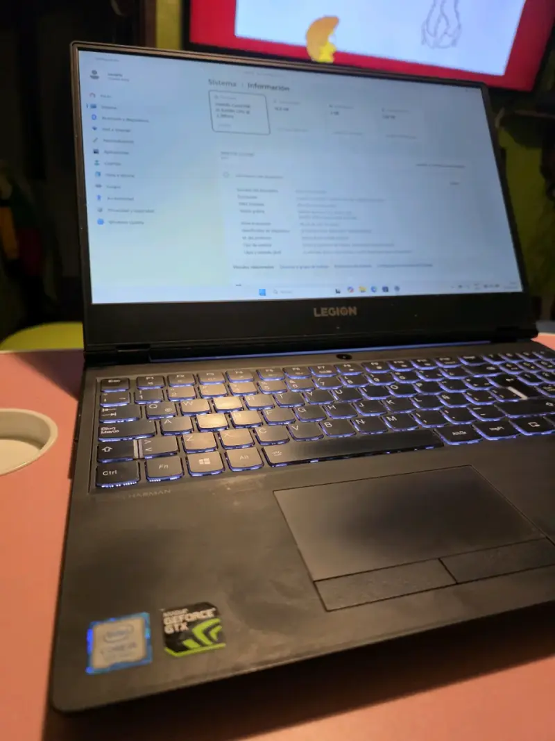 Laptop Lenovo Legion con retroiluminación - 3