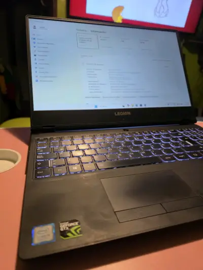 Laptop Lenovo Legion con retroiluminación - miniatura 3