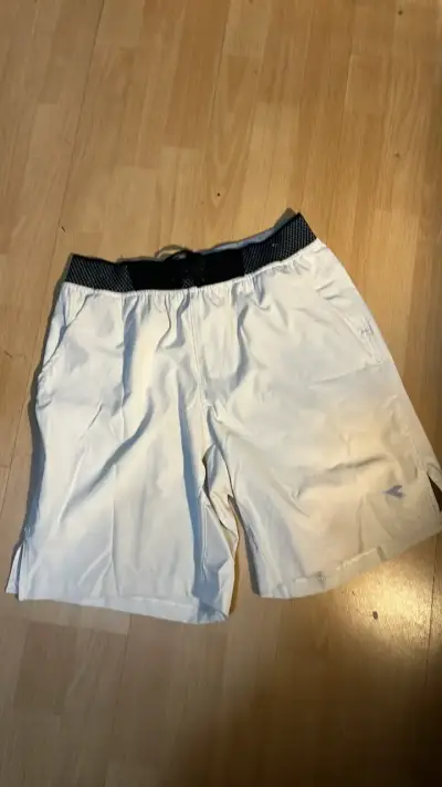 Shorts deportivos Diadora gris y blanco - miniatura 2