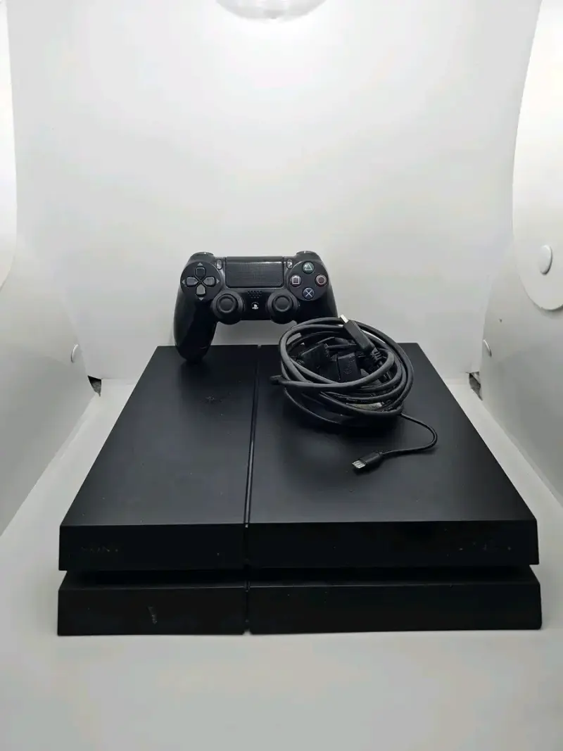 Consola PlayStation 4 con control y cables