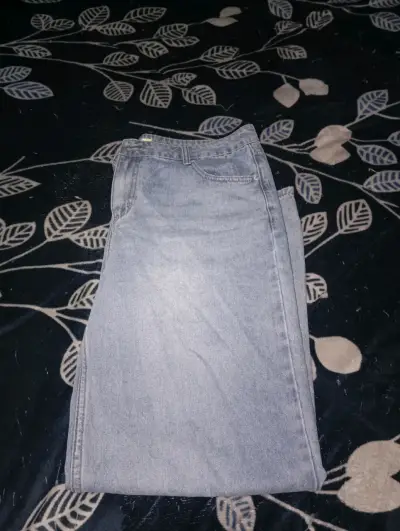 Jeans clásicos de mezclilla azul claro - miniatura 2