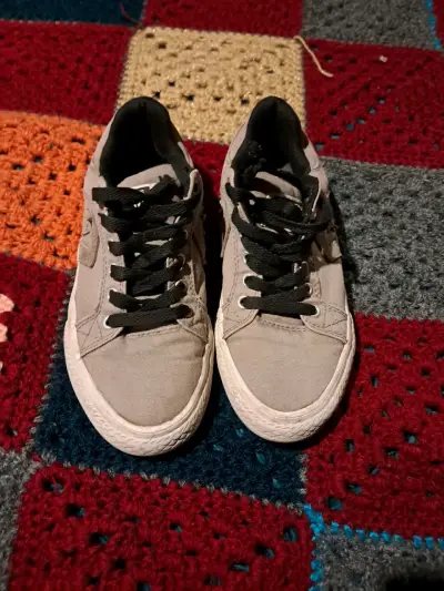 Zapatillas deportivas grises con cordones - miniatura 1