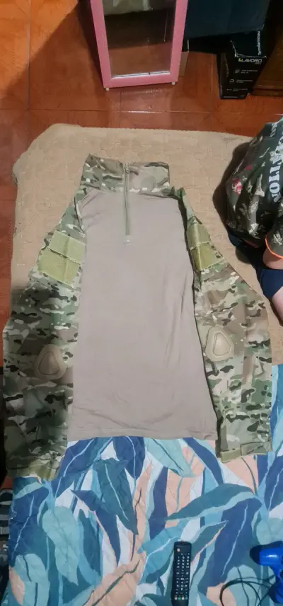 Tenida multicam con sus rodilleras y coderas. - miniatura 1