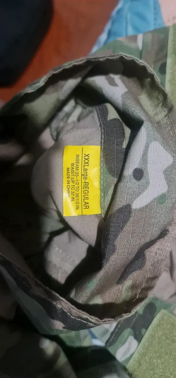 Tenida multicam con sus rodilleras y coderas. - 2