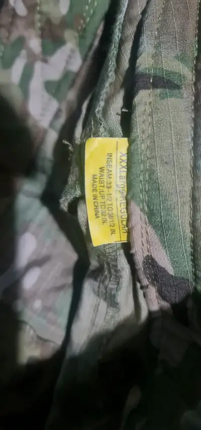 Tenida multicam con sus rodilleras y coderas. - miniatura 3