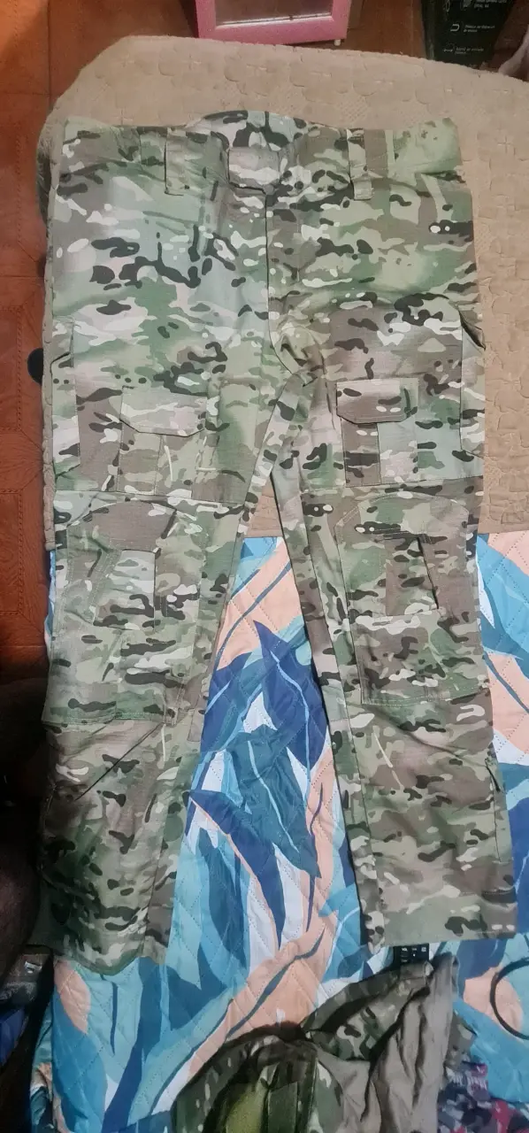 Tenida multicam con sus rodilleras y coderas. - 4