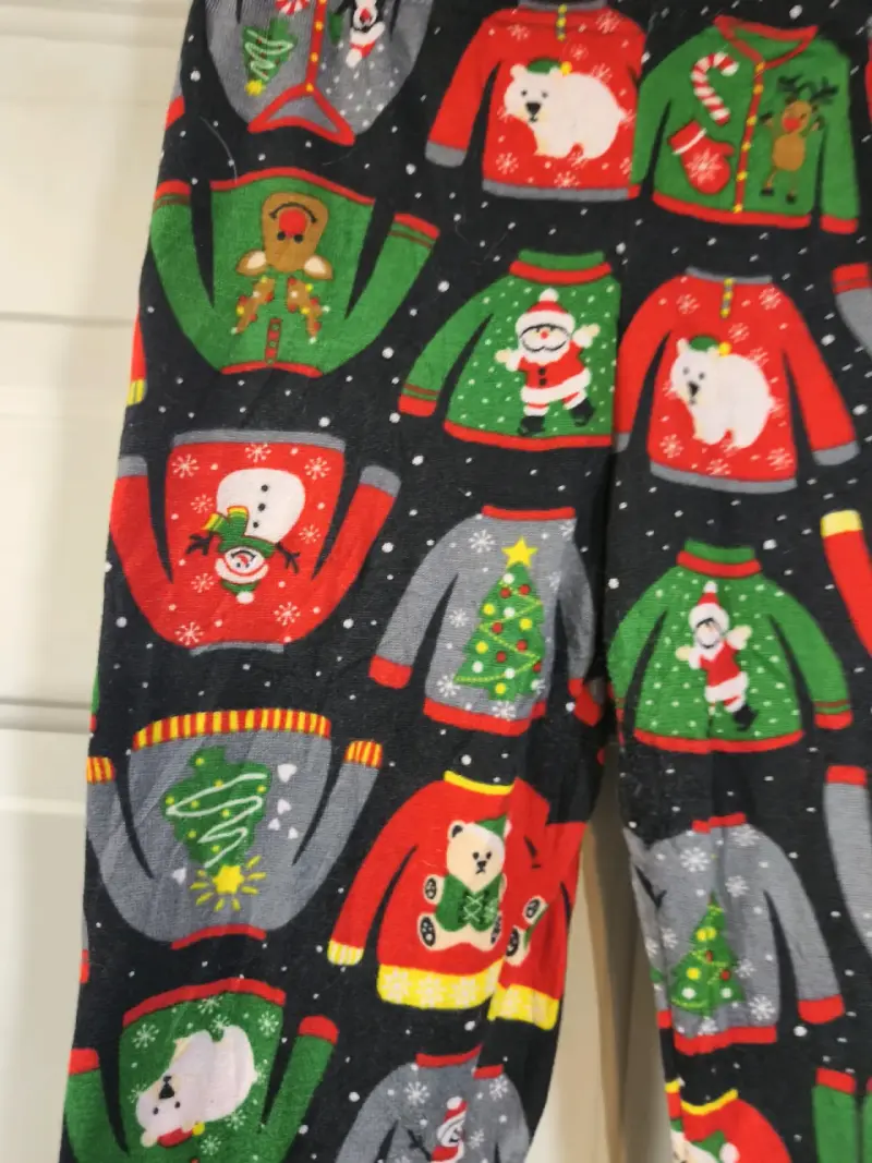 Pantalones navideños con estampado de suéteres - 2
