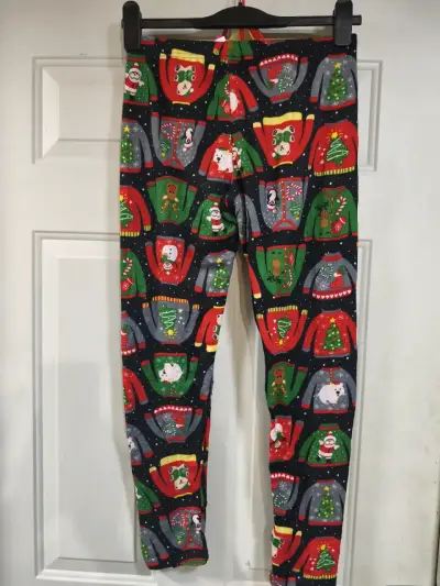 Pantalones navideños con estampado de suéteres - miniatura 4