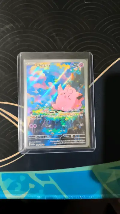 Carta Pokémon Clefairy holográfica en funda - miniatura 1