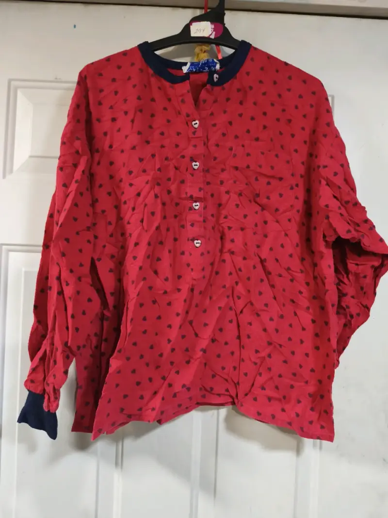 Pijama roja con estampado de corazones