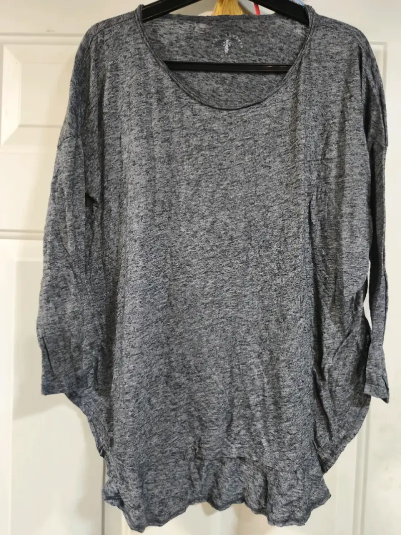 Polera gris de manga larga para mujer