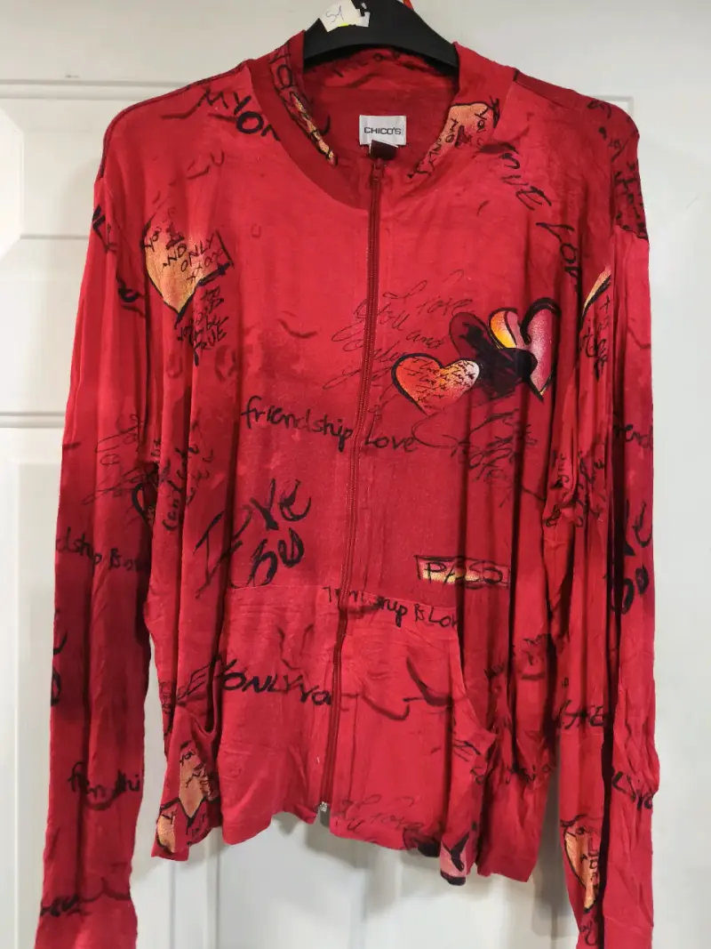 Chaqueta roja con estampado de corazones