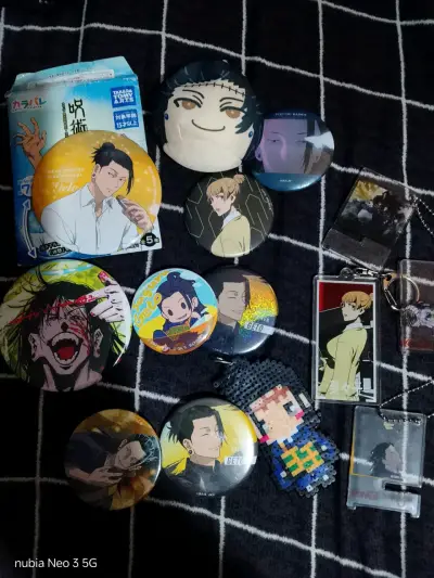 Set de chapitas y llaveros de anime - miniatura 1