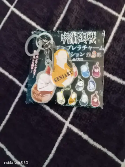 Set de chapitas y llaveros de anime - miniatura 2