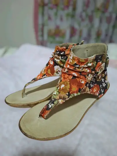 Sandalias planas con estampado floral - miniatura 1