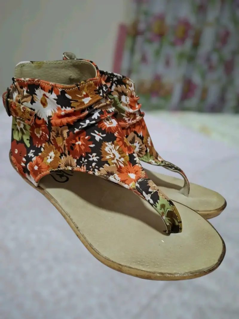 Sandalias planas con estampado floral - 2