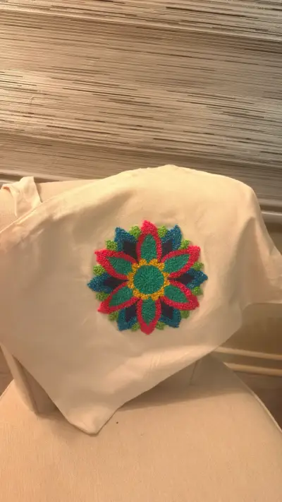 Bolso de tela con bordado floral colorido - miniatura 1