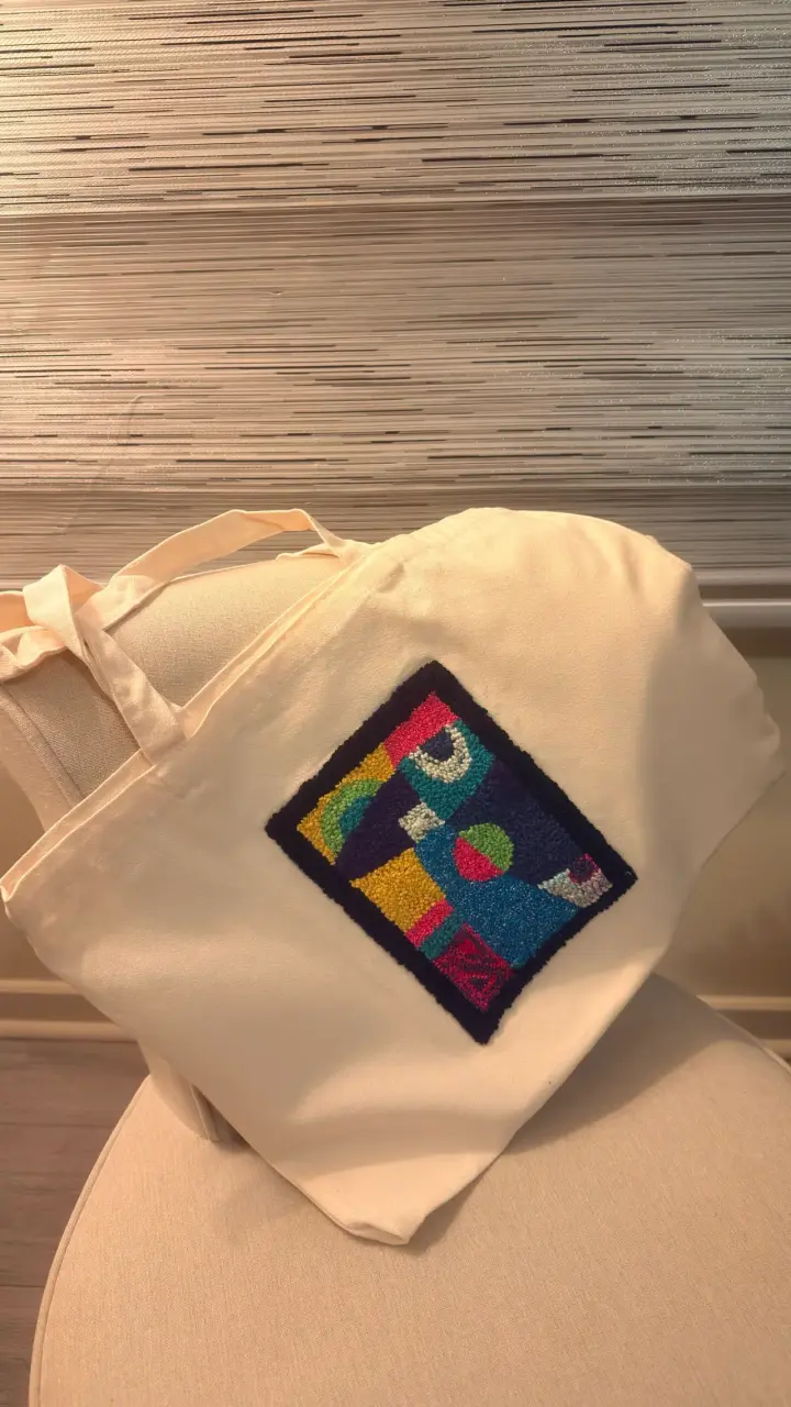 Bolso de tela con bordado floral colorido - 2