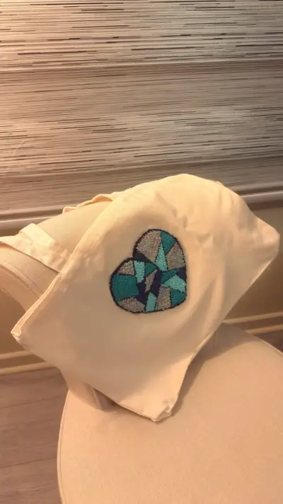 Bolso de tela con bordado floral colorido - miniatura 3