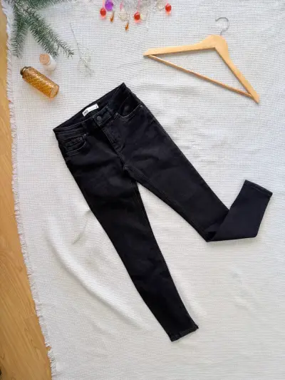 Jeans Zara negros ajustados para mujer 34 - miniatura 1