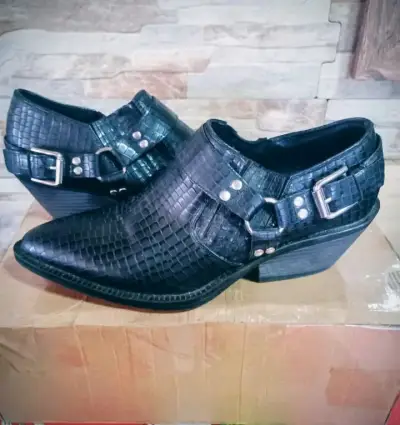 Botines negros con hebillas estilo vaquero - miniatura 2