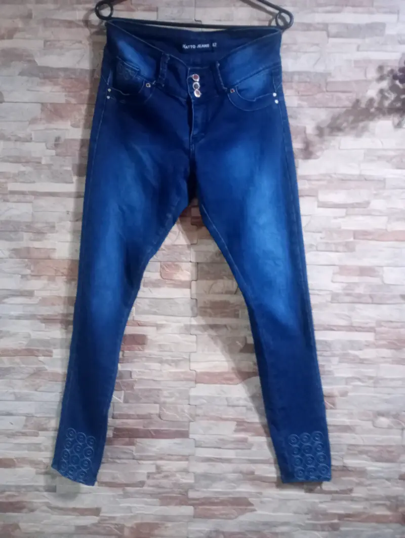 Jeans ajustados azul oscuro para mujer - 2