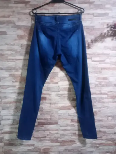 Jeans ajustados azul oscuro para mujer - miniatura 3