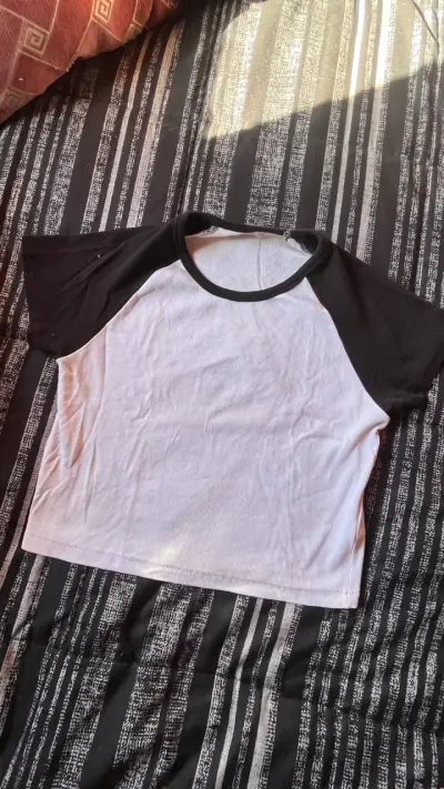 Polera blanca y negra estilo béisbol - miniatura 1