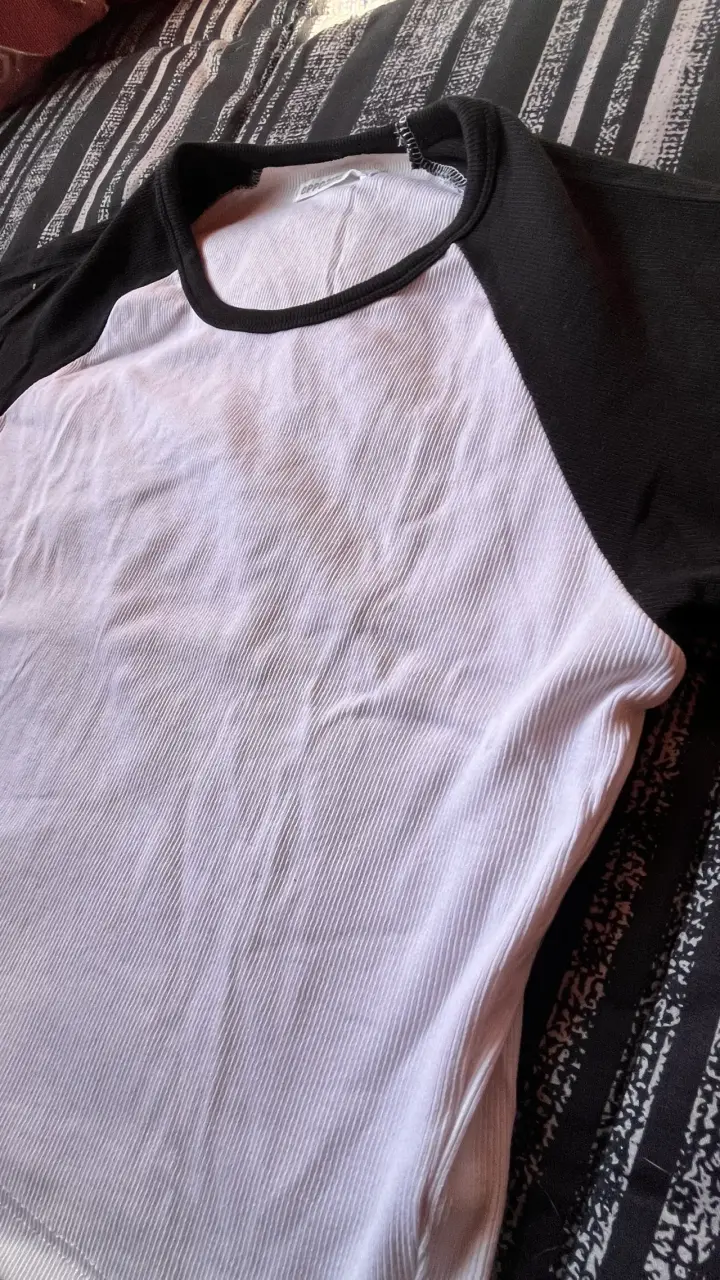Polera blanca y negra estilo béisbol - 2