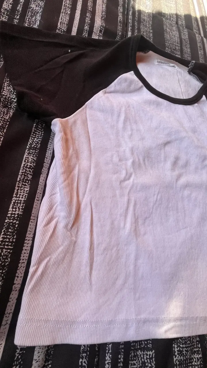 Polera blanca y negra estilo béisbol - 3