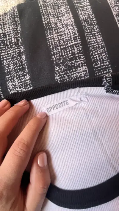 Polera blanca y negra estilo béisbol - miniatura 4