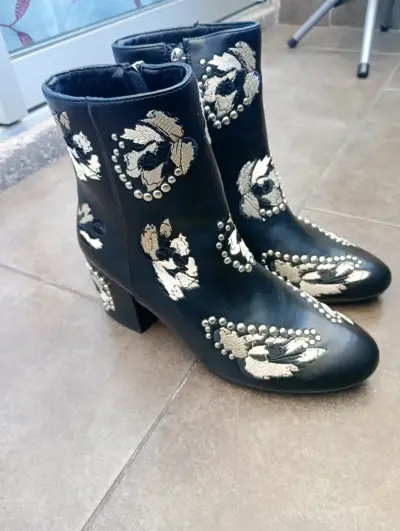 Botines negros con bordado floral - miniatura 1