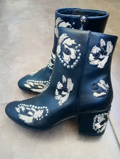 Botines negros con bordado floral - miniatura 2
