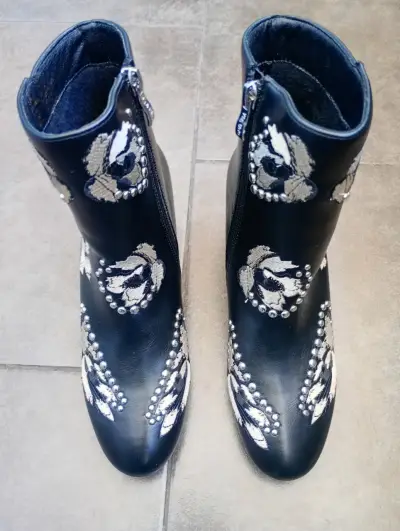 Botines negros con bordado floral - miniatura 3