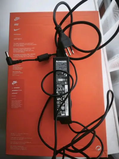 Cargador Lenovo para laptop en buen estado - miniatura 1