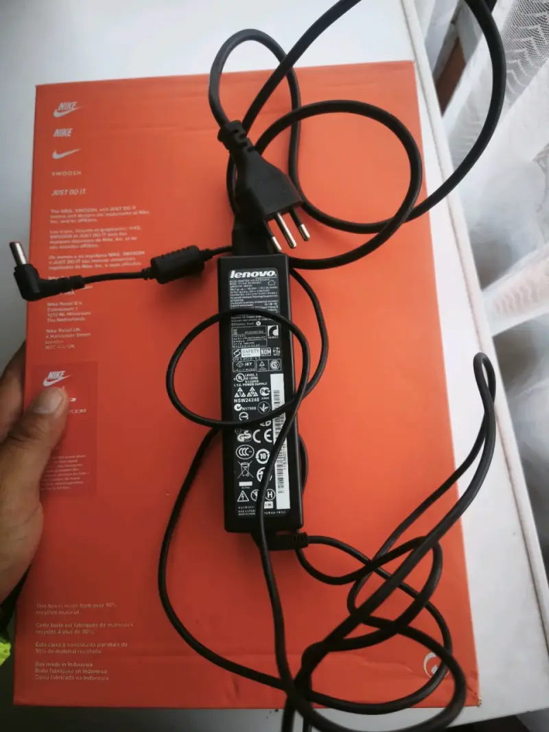 Cargador Lenovo para laptop en buen estado - 2