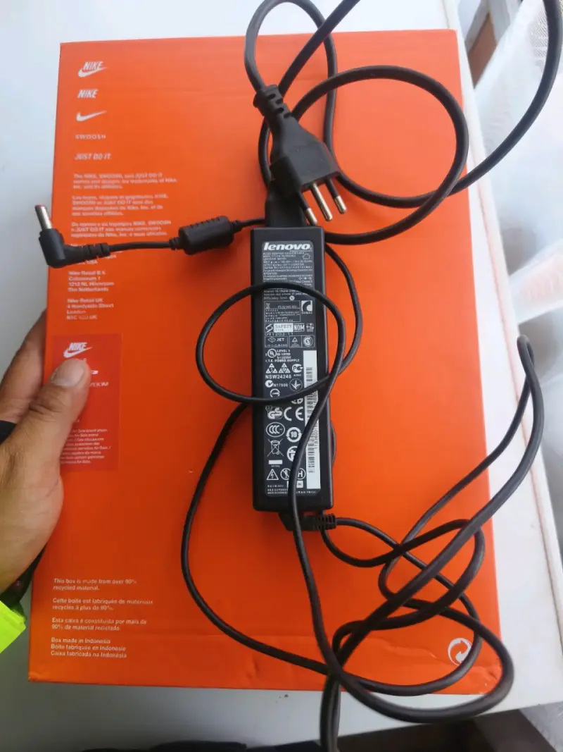 Cargador Lenovo para laptop en buen estado - 3