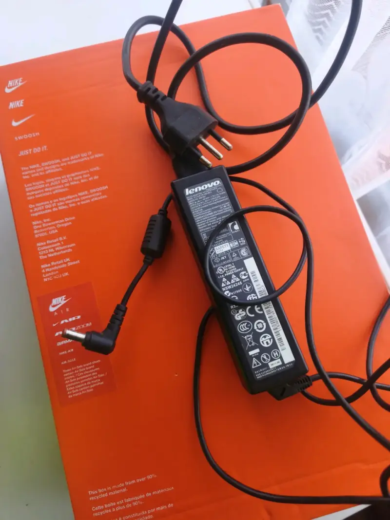 Cargador Lenovo para laptop en buen estado - 5