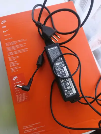 Cargador Lenovo para laptop en buen estado - miniatura 5