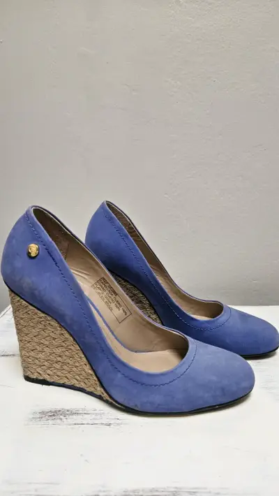 Zapatos de cuña azul con detalle dorado - miniatura 1