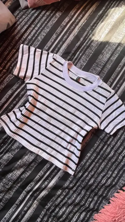 Polera a rayas blancas y negras - miniatura 1