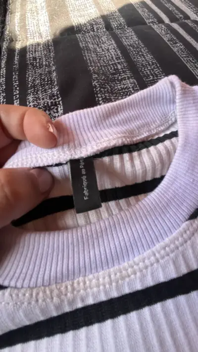 Polera a rayas blancas y negras - miniatura 2