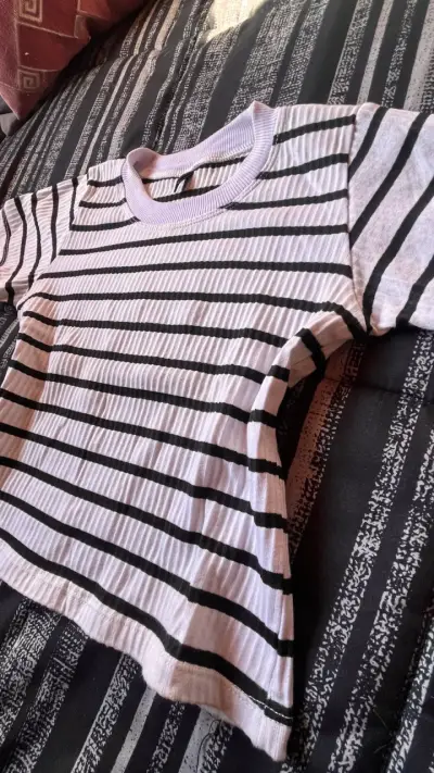 Polera a rayas blancas y negras - miniatura 3