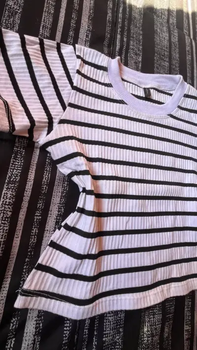 Polera a rayas blancas y negras - miniatura 4