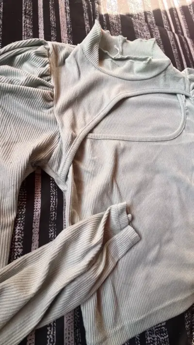 Polera de canalé con mangas abullonadas - miniatura 1