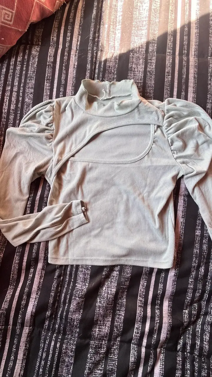 Polera de canalé con mangas abullonadas - 3
