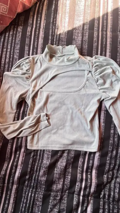 Polera de canalé con mangas abullonadas - miniatura 3